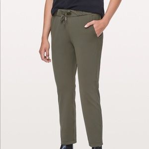 Lululemon On the Fly Pant in Dark Olive sz 10